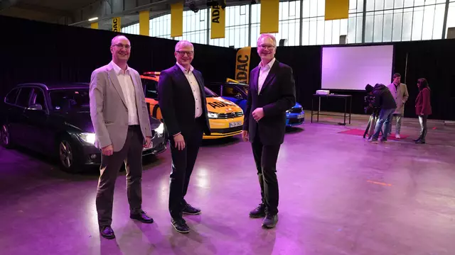 Internationales Symposium zu Blendung im Straßenverkehr im ADAC Testzentrum Mobilität in Penzing: von links Projektleiter Burkhard Böttcher, ADAC Technik Präsident Karsten Schulze und Reinhard Kolke, Leiter des ADAC Technik Zentrums in Landsberg am Lech.  | Foto: ADAC/Rita Baur