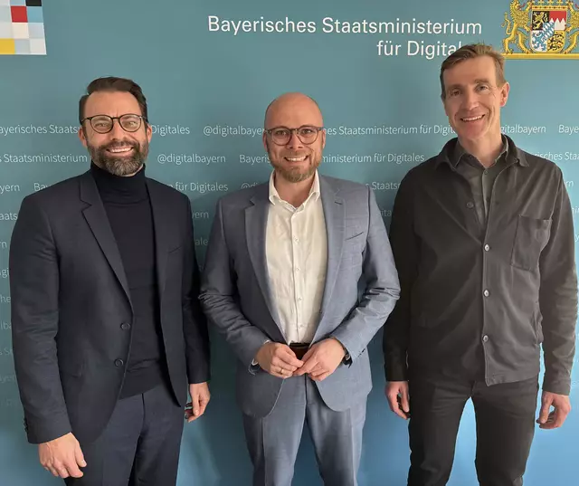 Staatsminister Dr. Fabian Mehring (Mitte) begrüßt TikTok in München: Tim Klaws (l.) und den Leiter von TikTok Shop Deutschland Maximilian Burianek (r.). | Foto: (c) StMD