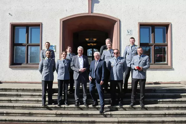 Gruppenfoto vor dem Aufbaugebäude