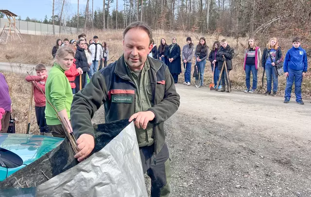 Revierförster Alexander Wolf erläutert die Besonderheit der zu pflanzenten Bäume | Foto: Privar