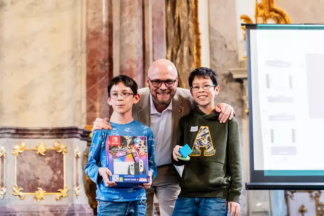 Staatminister Dr. Fabian Mehring mit Ben und Yann, die mit ihrem Spiel „Katz und Maus“ den 1. Platz gewannen. | Foto: (c) StMD