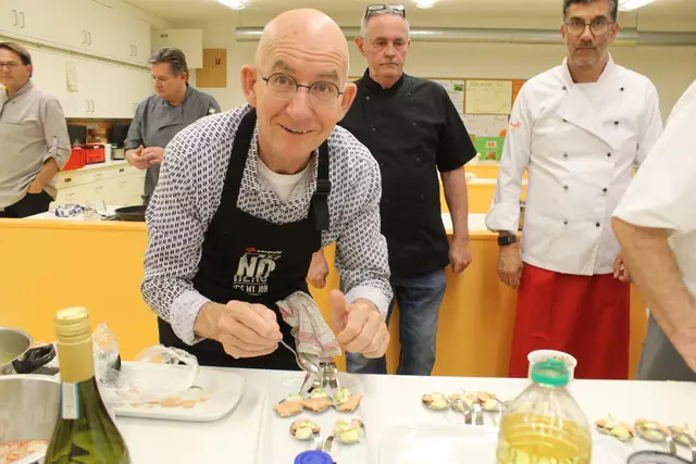 Klaus Hill setzt als i-Tüpfelchen den Schmand aufs Forellenfilet beobachtet von Stefan Zink und Claudio Erdner (rechts) .