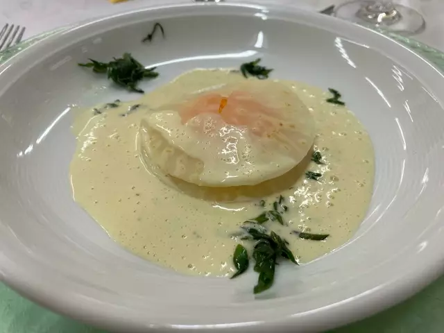 Das ist sie - die raffinierte Vorspeise von Willi Buhmaier: "Ravioli von Sellerie auf Zwiebelschaum" einfach aber deliziös. 