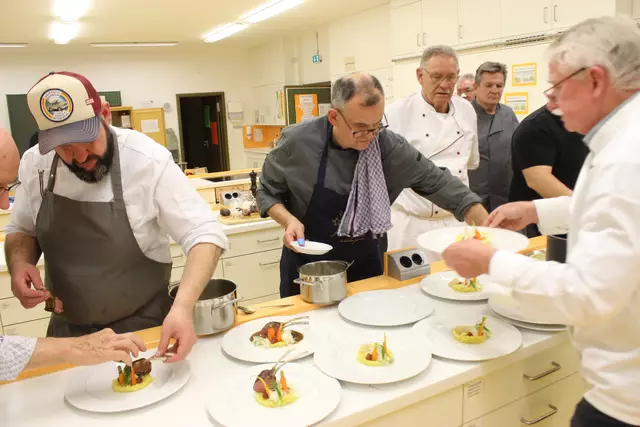 Das Lammkarree wird angerichtet. 