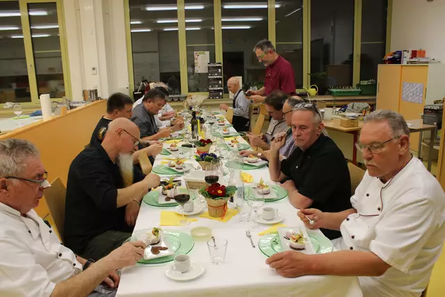 Geschafft - Das Dessert kommt als Belohnung für die geleistete gemeinsame Arbeit in der Küche. Mit Freunden kochen, mit Freunden speisen, mit Freunden geniesen, das ist Lebensfreude.