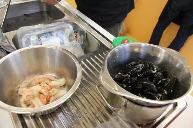 Die Garnelen sind schon geschält und die Miesmuscheln schon gewaschen. Jetzt gehts ans Kochen.