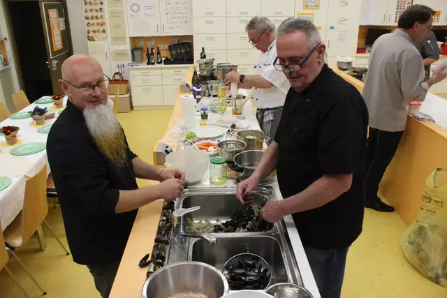 Die gekochten Muscheln werden für den Pot Au Feu aus der Schale gepult. Frank Weintritt der Gast des Kochabends und Stefan Zink (rechts) bei dieser Arbeit.
