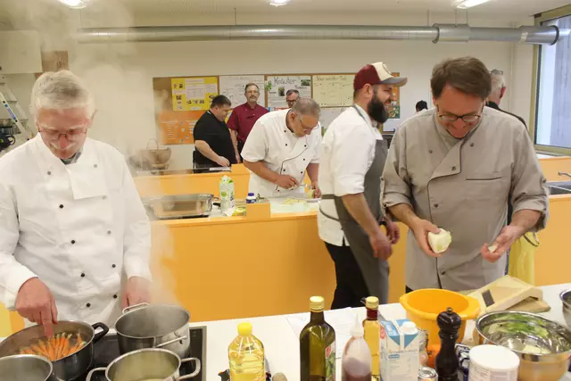 Während Georg Lipp (links) darauf achtet, dass die Möhren nicht zu weich werden, hobelt Dr. Roland Ziegler Fenchel der als Beilage zum Hauptgericht in den Kartoffelstampf kommt. 