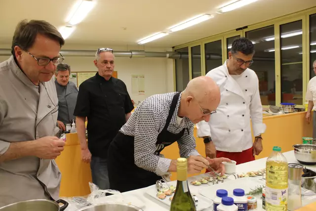 Dr. Roland Ziegler (links) paßt auf den Pot Au Feu Ansatz auf während Klaus Hill das Amuse Gueule servierfertig macht.