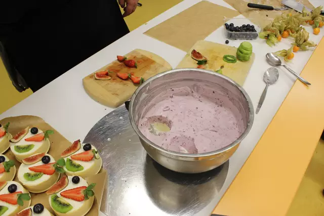 So sieht es an der Küchenzeile beim Pâtissier, das ist der Koch für die Süßspeisen, an diesem Abend Claudio Erdner, aus. 