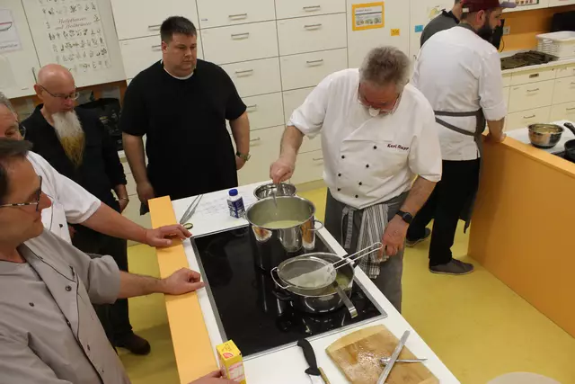 Abschmecken des Pot Au Feus mit Safran - Karl Rupp hat hier einige Zuschauer, den echter Safran wird in der Küche doch nicht so oft verwendet. 