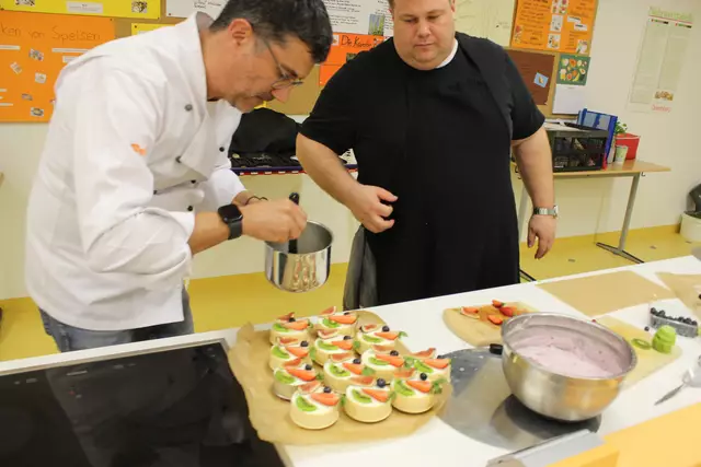 Claudio Erdner verantwortlich für das Dessert hier mit seinen Schoko-Heidelbeertörtchen, die ihm wirklich bestens gelungen sind. Rechts, Johannes Schuster, der ihm dabei zur Hand ging.