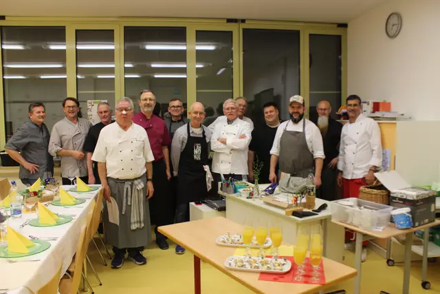 Die ganze Küchenbrigade des letzten Kochabends - verantwortlich fürs Menü war diesmal Karl Rupp (ganz vorne. | Foto: Bilder: Otto Killensberger