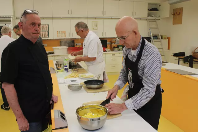 Klaus Hill (ganz rechts) richtet die Kartoffeln für den Kartoffel-Fenchelstampf her (links) Stephan Zink der "Finanzminister" des Männerkochclubs Wertingen. Bild Mitte: Willi Buhmaier.