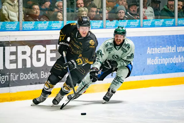 Wie schon in den bisherigen Finalpartien war es ein enger Kampf auf Augenhöhe (in schwarz David Farny im Zweikampf mit Marco Deubler). | Foto: Dietmar Ziegler