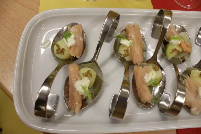 Auf edelstahllöffeln wird der "Löffelbissen" gereicht. 