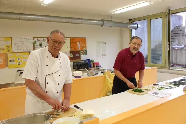 Willi Buhmaier (links) sticht hier gerade die blanchierten Selleriescheiben für seine "Ravioli vom Sellerie" aus. Dr. Alois Moosmüller schneidet das Grün von den Zwiebelröhrchen für die Deko. Das weiße der Zwiebelröhrchen wird für den Zwiebelschaum verwendet,