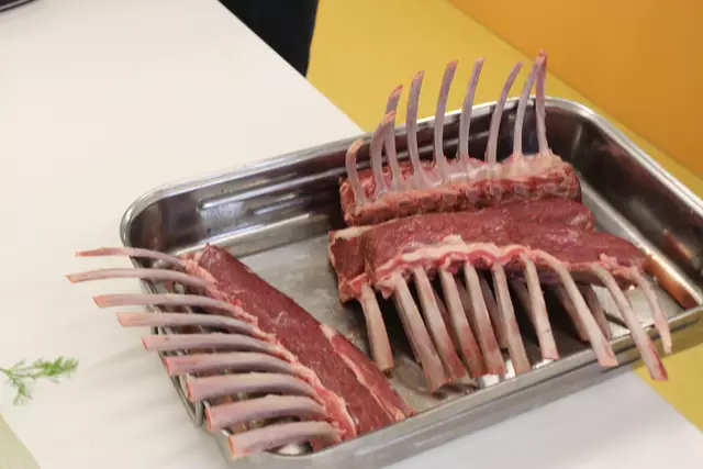 Warten auf die Zubereitung - die Lammkarrees.