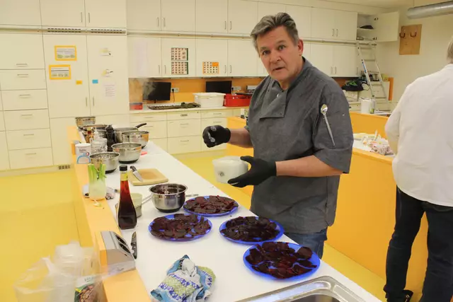 Ja Freunde - auch Kleinigkeiten sind wichtig. Ralf Hausbalk bereitet hier die Rote Beete Chips vor.