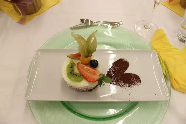 Das Dessert, das Schoko-Heidelbeer-Törtchen zubereitet von Claudio Erdner. Es ist die Belohnung für die geleistete Küchenarbeit, die allen Beteiligen großen Spaß bereitete.