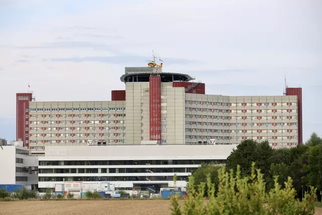 Der Neubau der Uniklinik soll nach den Vorstellungen des Freistaates auf diesem Feld und dem rechts angrenzenden Klinikpark entstehen (Baufeld West). | Foto: Dr. Dietmar Kuhlmann, Neusäß