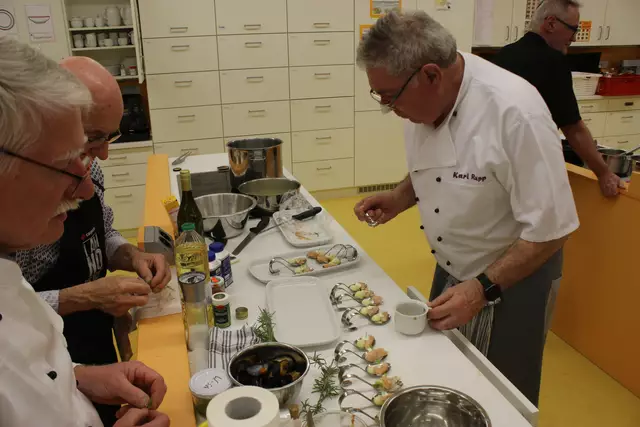 Das Amuse Gueule wird von Karl Rupp angerichtet. Georg Lipp (vorne links) und Klaus Hill helfen mit.