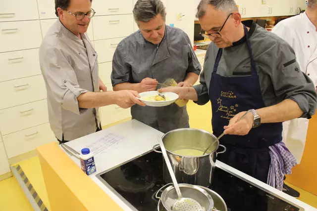 Ran an die Teller: Dr. Roland Ziegler (links), Ralf Hausbalk und Küchenmeister Jürgen Rohm schöpfen den Pot Au Feu und dekorieren ihn. 