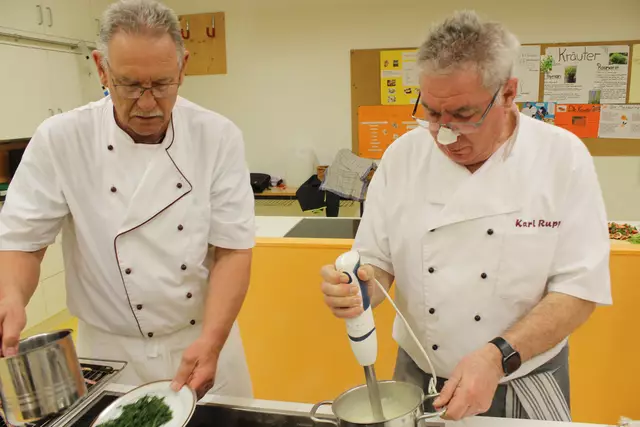 Karl Rupp (rechts) zaubert mit dem Zauberstab den Zwiebelschaum, welcher der "Sellerie-Raviloi" die delikate Note verleiht. Willi Buhmaier hat das Zwiebelröhrchen-Grün noch kurz blanchiert. 