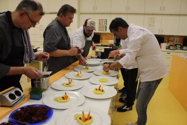 Zum Anrichten werden immer alle gebraucht - müssen doch viele Zutaten und Beilagen auf den Tellern angerichtet werden. Der Kartoffel-fenchelstampf, die Möhren, die Rote Beetechips, das Fenchelgemüse. Jetzt fehlt noch das Lammkarree, die Soße und Deko.