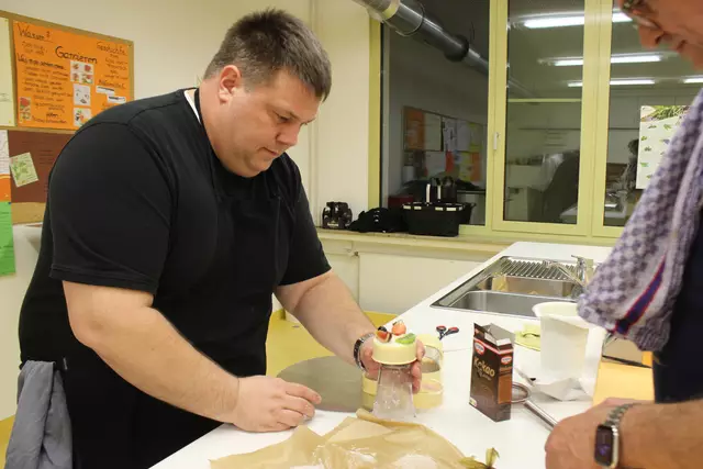 Die Törtchen müssen aus der Form gedrückt werden. Johannes Schuster macht das mit einem umgestülpten Glas - raffiniert.