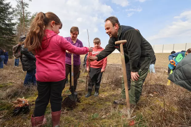Förster Alexander Wolf erklärt, wie man Bäumchen pflanzt. | Foto: Privat