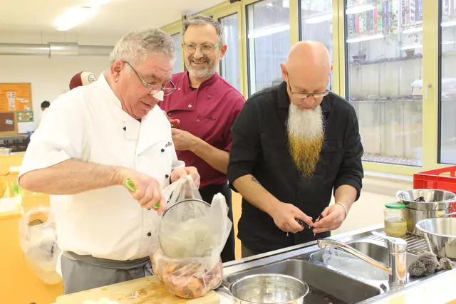 Von links. Karl Rupp hat den Fenchel für den Pot Au Feu blanchiert, Dr. Alois Moosmüller erkundigt sich wie es weitergeht und der Gast Frank Weintritt (rechts) säubert die Miesmuscheln..