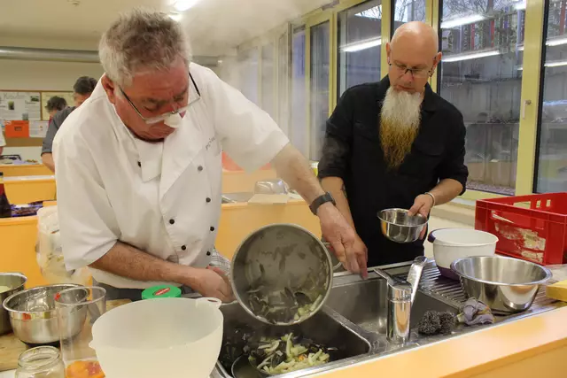 Karl Rupp (links) schüttet hier die Miesmuscheln, die in einem Fenchelsud gegart wurden ab, Frank Weintritt wartet darauf, wie es weitergeht.