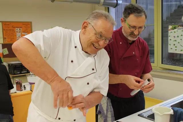 das Eigelb muß ganz bleiben beim Eindrehen in die Plastikfolie. Willi Buhmaier kann das perfekt.