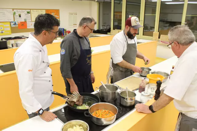 Die Lakritzsauce wird von Johannes Steichele noch verfeinert (3. von links).