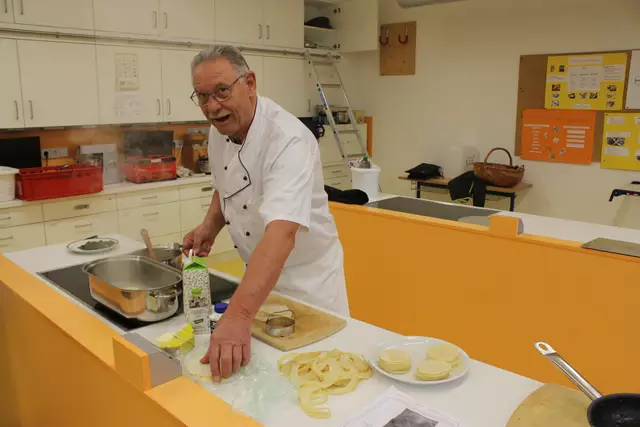 Alles im Griff: Willi Buhmaier hat die Selleriescheiben für seine Ravioli fertig.
