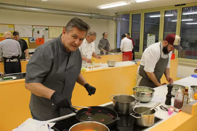Ralf Hausbalk fritiert hier Rote Beete Chips mit Tonkabohnen, die nicht nur zur Deko sonden auch als kleines "Zuckerl" den Hauptgerichtteller verschönern. 