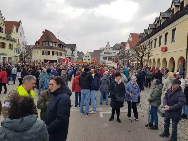 Bereits um 13:30 Uhr fanden sich schon viele Menschen am Marktplatz Wertingen zur Teilnahme an der Demo ein.