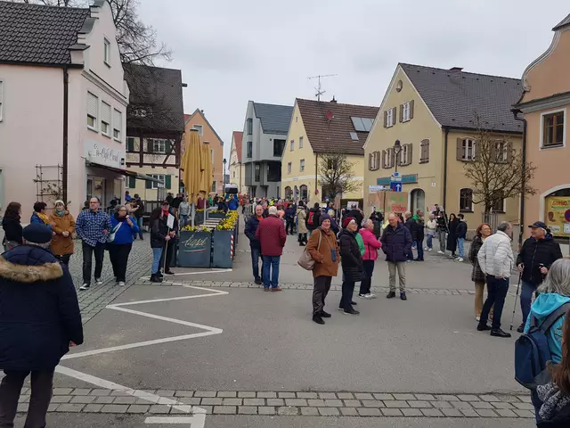 Noch gab es genug Platz auf dem Wertinger Marktplatz, an dem schon einmal für das Wertinger Krankenhaus demonstriert wurde.