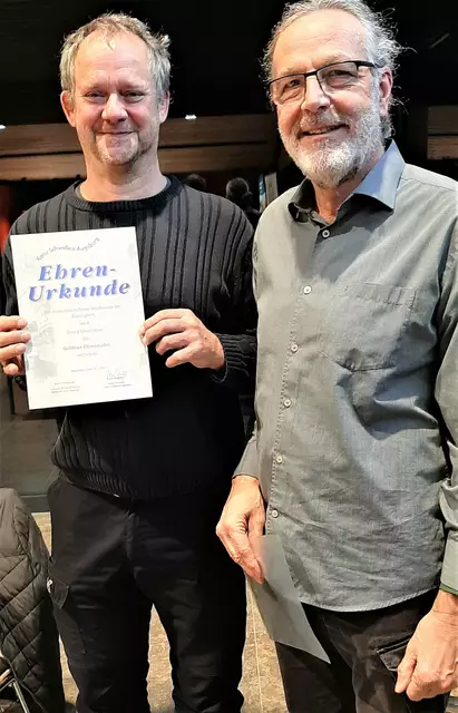 Georg Oberrieser mit Hans Koppold und Ehrenurkunde
 | Foto: Marianne Stenglein