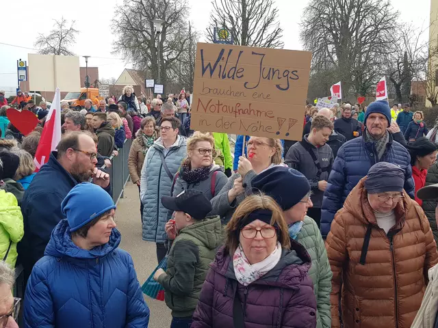 Viele Transparente zeigten die Zunterstützung für die Notwendigkeit einer Notaufnahme in Wertingen. Die Schließung derer ist einer der strittigen Punkte.