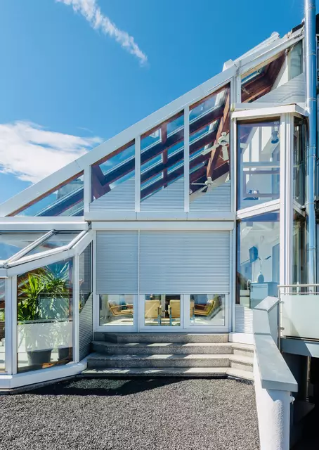 Durch die Verschattung von großen Glas- und Fensterfronten wirken Rollläden effektiv gegen unangenehme Hitze und Wärmestau in Räumlichkeiten.
 | Foto: DJD/Schanz Rollladensysteme/www.studio-khf.de