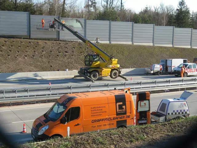 An der A49 werden mit Hochdruck Grafittis entfernt.