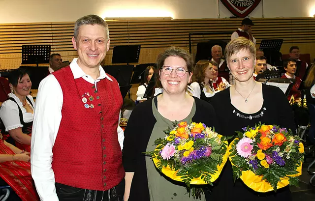 Der zweite Vorsitzende der SGL Kapelle Ulrich Spiegel (links) bedankte sich nach dem musikalischen Ohrenschmaus bei den beiden Dirigentinnen Birgit Thanner (Bildmitte) und Martina Vögele (rechts)mit einem Blumenpräsent. | Foto: Peter Heider