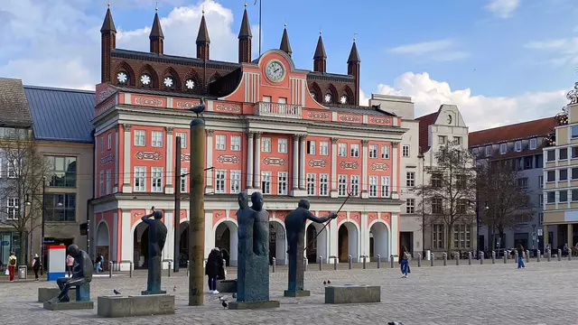 Eindrucksvoll zeigt sich die Schauwand des Rathauses am Neuen Markt. Auf dem Platz stehen seit 2001 die Möwensäule und die vier antiken Göttergestalten – gestaltet durch Prof. Waldemar Otto aus Worpswede (bei Bremen). Foto: Helmut Kuzina
