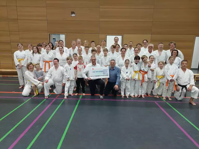 Martin Dahlhaus (Sparkasse Herrsching) und Werner Bachmeier (Kassenwart Budo-Verein Herrsching) - beide Bildmitte - Mitglieder Abteilung Karate