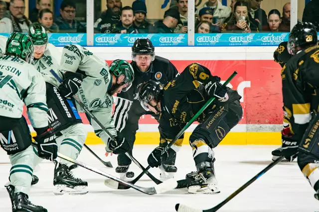 Die gesamte Finalserie wurde auf Augenhöhe geführt, am Ende holt sich Erding verdient den Meistertitel (im Bild Luca Kinzel in schwarz beim Bully mit Maximilian Forster).
 | Foto: Dietmar Ziegler