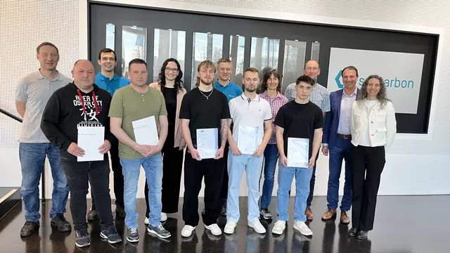 Von links: Anton Wittmann, Stefan Radmiller, Philipp Modlmeir, Andrei Leisle, Carolin Liedel (bbw), Felix Wolffram, Ulrich Spiegel, Daniel Biehle, Birgit Burkert, Rafael Vinkovic, Uwe Moderer, Alexander Miehling, Angelika Lippert (nicht auf dem Foto: Leo Hörmann u. Elias Stemmer) | Foto: SGL Carbon