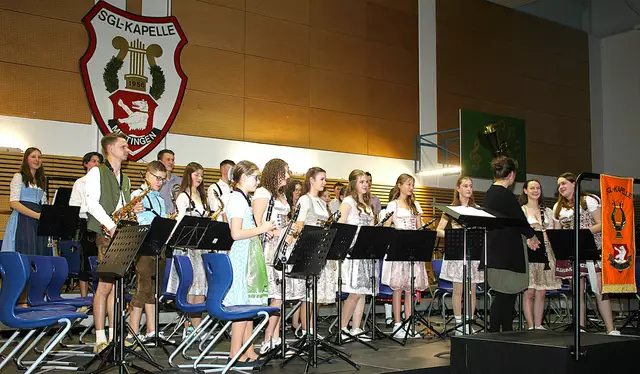 Gemeinsam beendeten das Vororchester und das Jugendorchester unter der Stabführung von Birgit Thanner und Martina Vögele den ersten Konzertteil. | Foto: Peter Heider