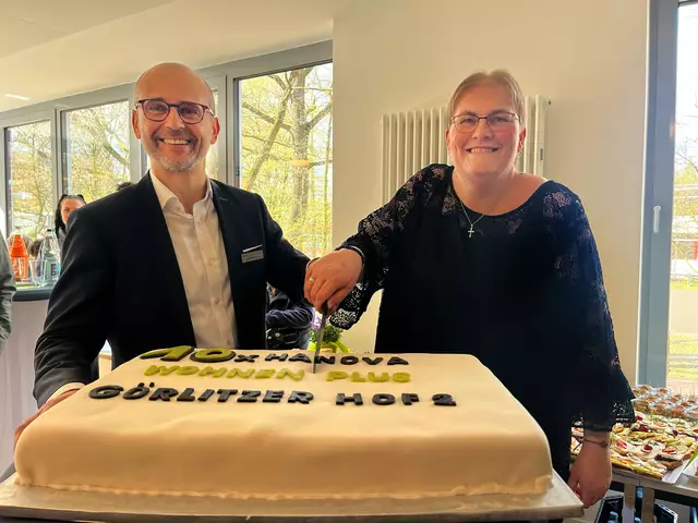 Karsten Klaus und Melanie Peters schneiden den Einweihungskuchen an